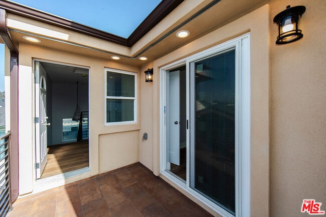 Building Photo - 2210 S Harcourt Ave