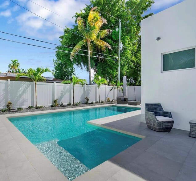 Building Photo - 7610 Bayside Ln