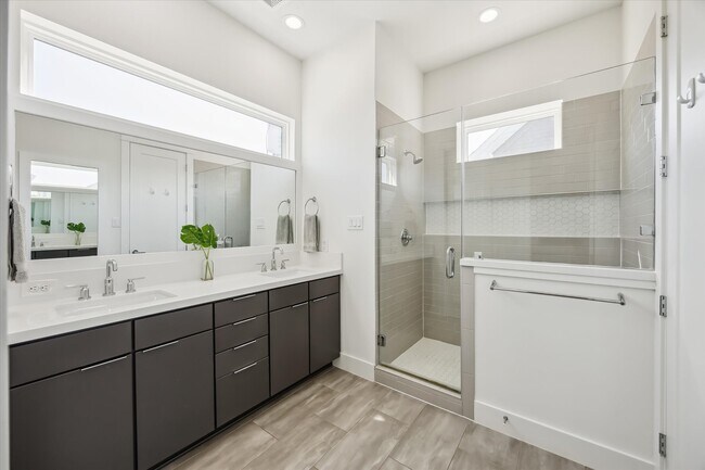 Building Photo - 1131 W 17th St