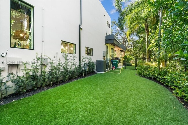 Building Photo - 8625 NE 10th Ave