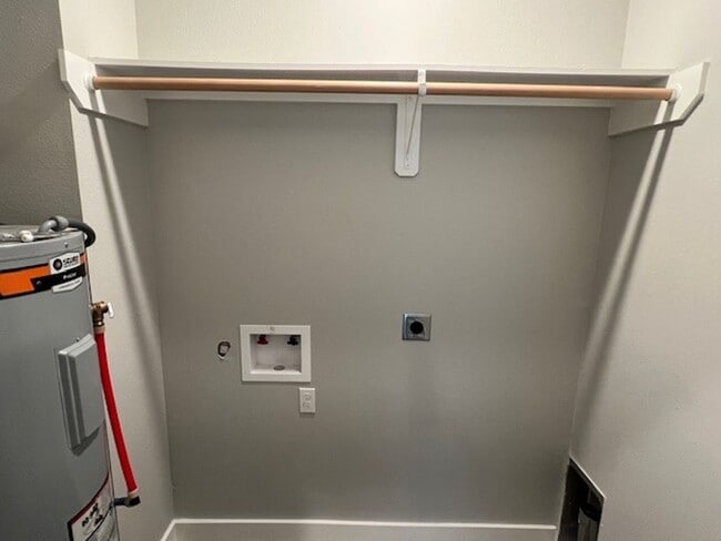 Building Photo - 3 Bedroom 2.5 Bath Townhome Available in S...
