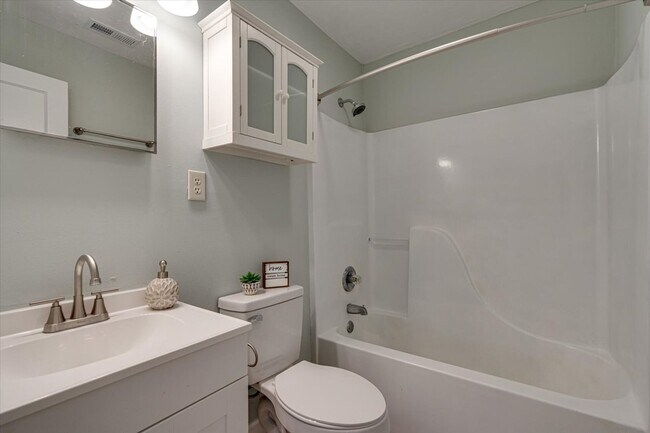 Building Photo - 3 BR 1 BA for Rent - 37415