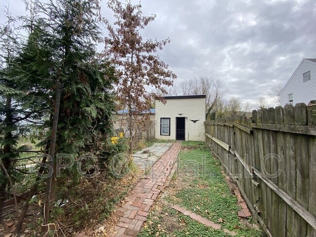 Building Photo - 648 W College Ave