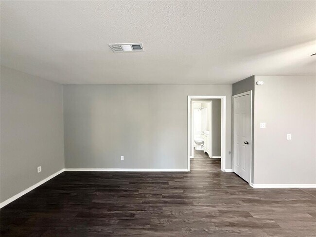 Building Photo - 3643 N MacGregor Way