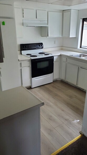 Kitchen - 2005 W Culver Ave