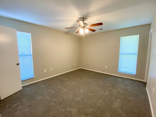 Building Photo - 3 bed, 2 bath in Horn Lake (ss appliances, fresh paint)