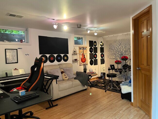 Building Photo - 4907 Pinewood Ct