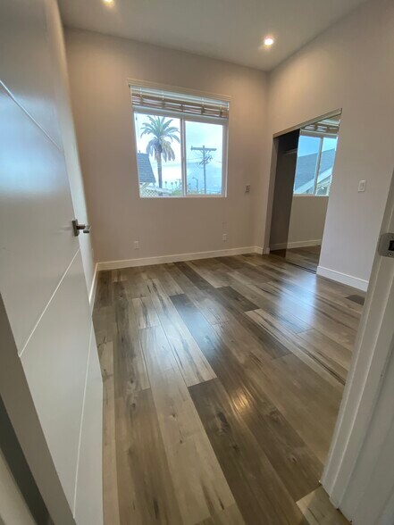 Building Photo - 3955 S Budlong Ave