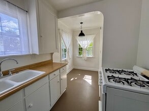 Building Photo - 2809-2821.5-28215 Rowena Ave