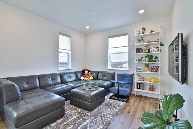 Building Photo - 2887 Penrose Ln