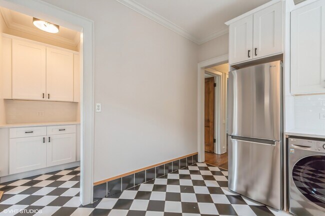 Building Photo - 621 Hinman Ave