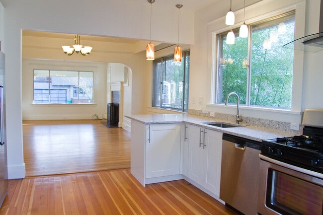 Building Photo - Gorgeous Home in the Heart of Hawthorne wi...