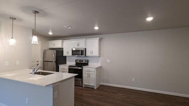 Building Photo - 3 Bed 2 Bath 2 Car Duplex Freedom Villas in Midwest City, OK