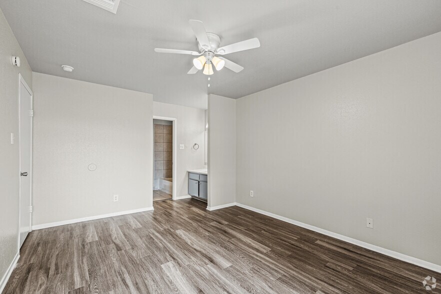2BR, 1.5BA - 1,00SF - 1st Bedroom - River Oaks Apartments