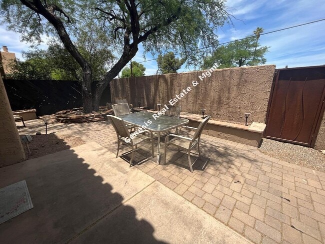 Building Photo - 2bd townhouse in Winterhaven