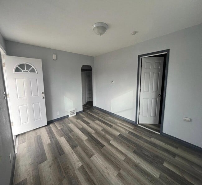 Building Photo - Cute 2 bedroom located on Detroit's East side.