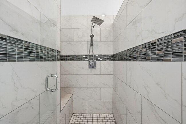 Building Photo - 3302 Lake St