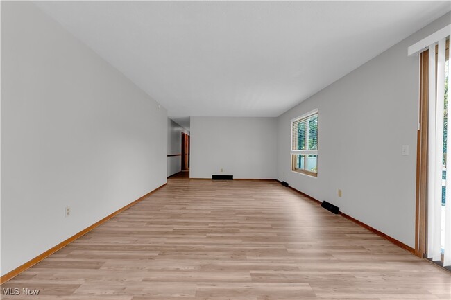 Building Photo - 1021 Larchview Dr