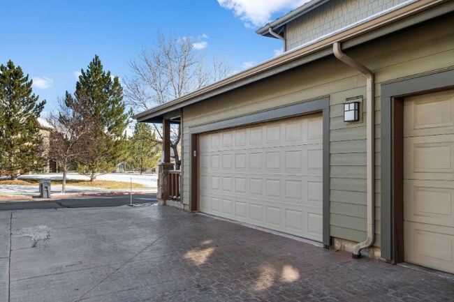 Building Photo - 6095 N Fox Pointe Cir