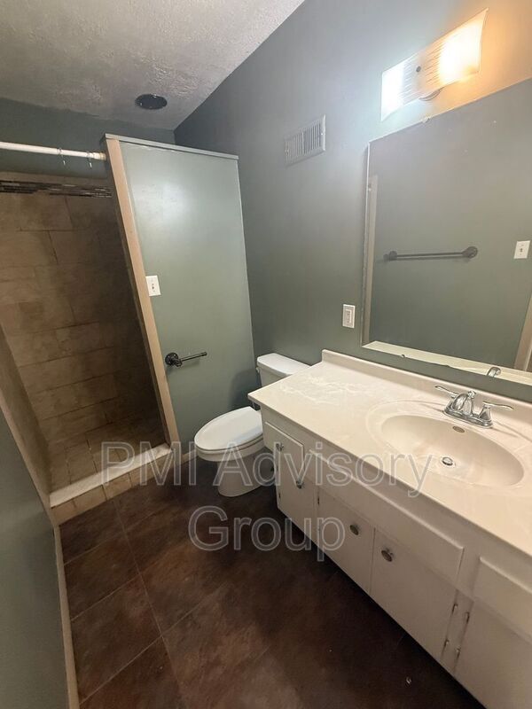 Building Photo - 1643 SW Knollwood Dr