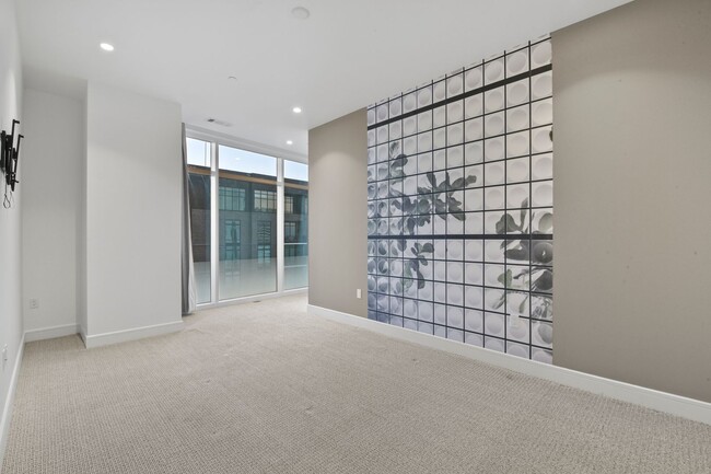 Building Photo - Stunning high rise unit in the affluent River Oaks District!