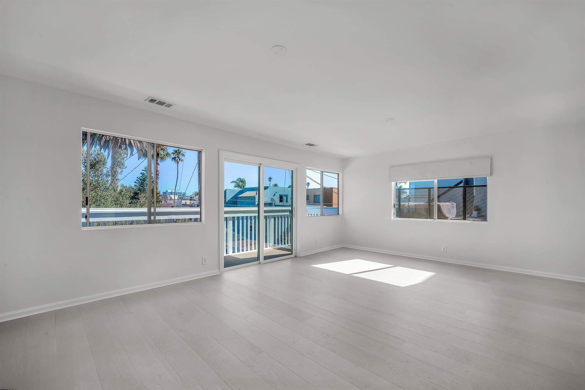 Building Photo - 466 S Venice Blvd