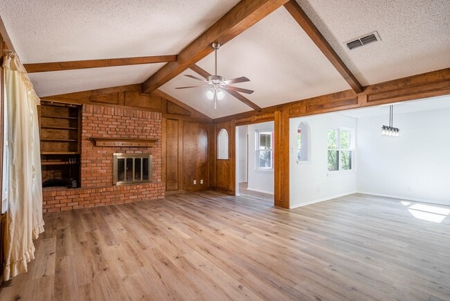 Building Photo - 1523 Doe Ln
