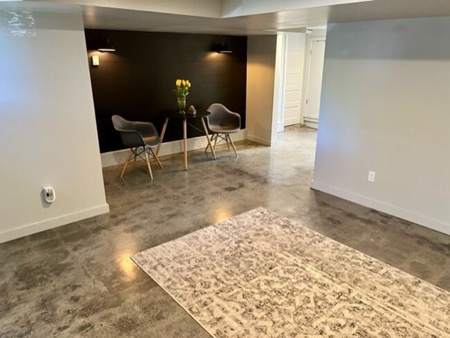 Building Photo - Ballard Duplex - Lower Unit