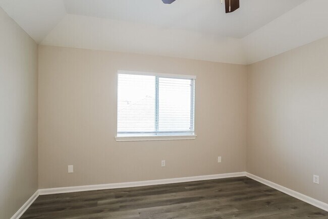 Building Photo - 985 Oak Falls Dr