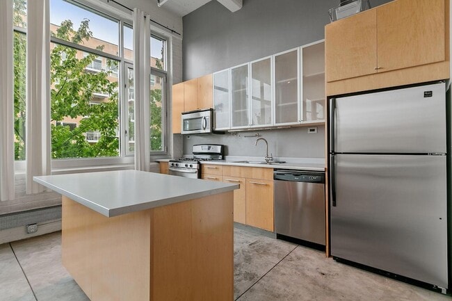 Building Photo - 700 N Washington Ave