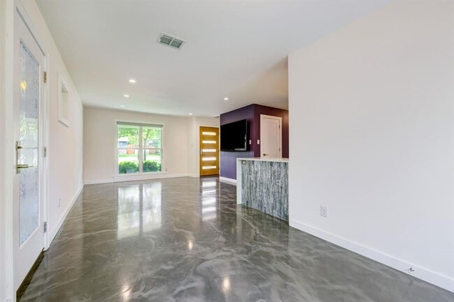 Building Photo - 3100 Ray Wood Dr