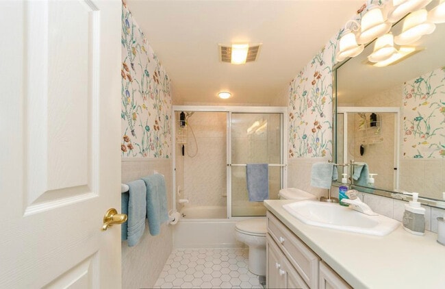 Building Photo - 868 Bayway Blvd