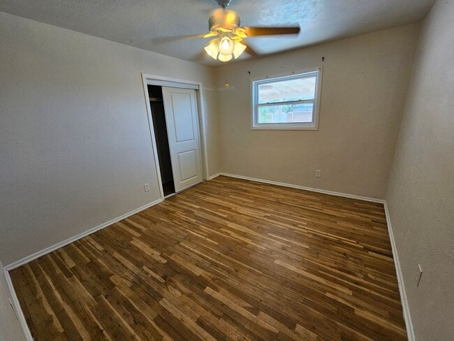 Building Photo - Beautifully maintained 3 bdrm/2 bath with ...