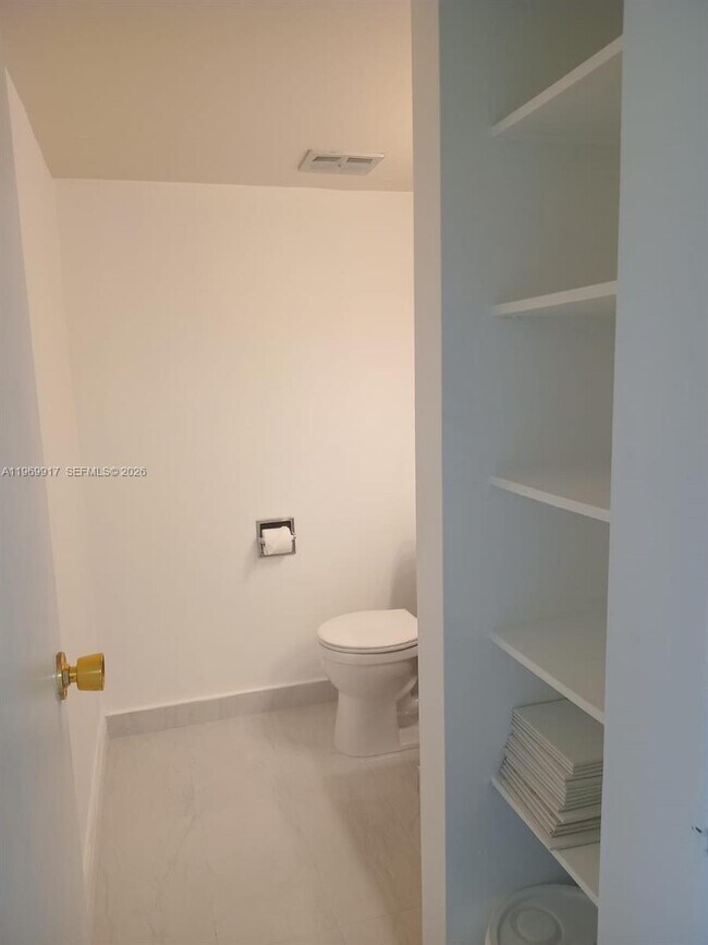 Building Photo - 20400 W Country Club Dr