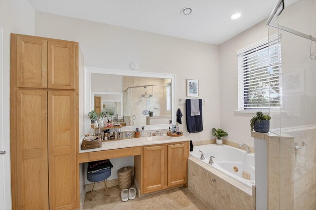 Building Photo - 320 Via Villagio