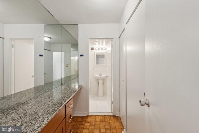 Building Photo - 224 W Rittenhouse Square