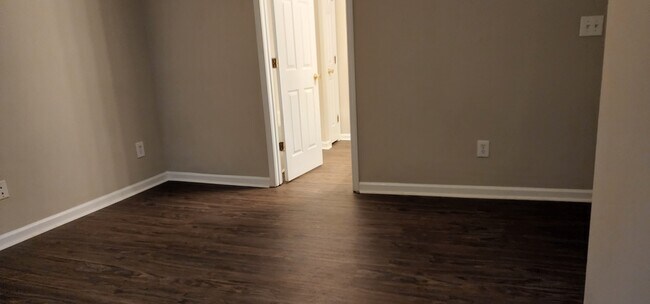 Building Photo - 2222 Valley Haven Dr