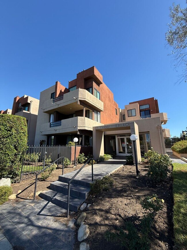 Building Photo - Spacious 2 Bedroom, 2 Bathroom, Canoga Par...