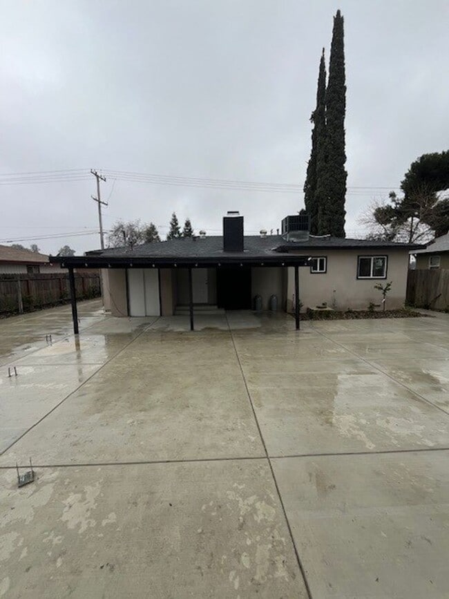 Building Photo - 916 N Mooney Blvd