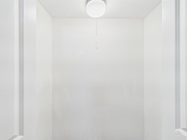 Building Photo - 2124 Burton Dr