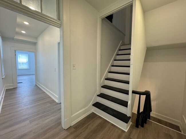 Building Photo - 7 Bed/3 Bath Mins. from UC Campus $750/pp ...