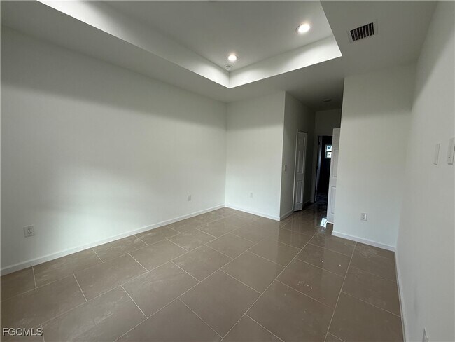 Building Photo - 1046 Marshall Ave S