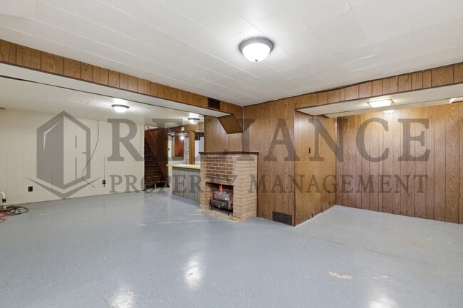 Building Photo - 2242 S Ridgewood Dr