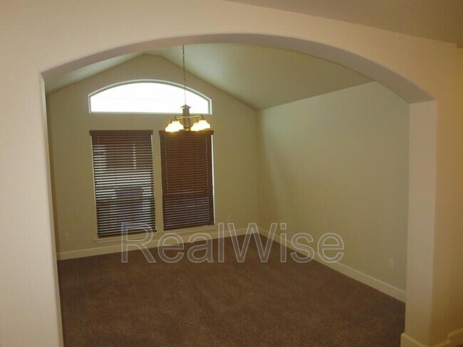 Building Photo - 3006 NE Red Oak Dr