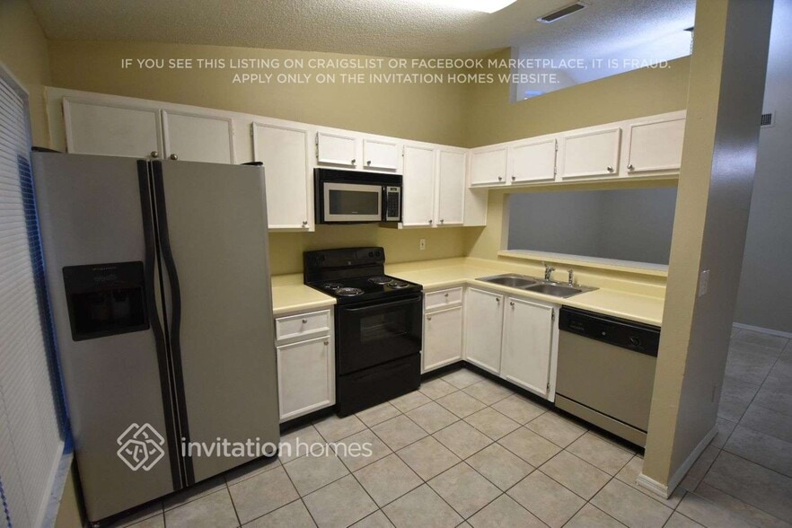 Building Photo - 13336 Laraway Dr