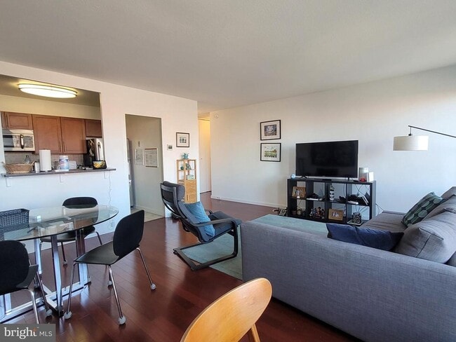 Building Photo - 200 Locust St