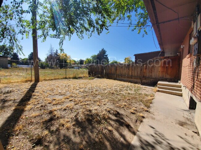Building Photo - NO DEPOSIT option available for qualified ...