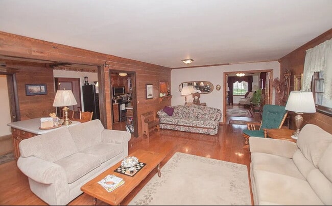 Building Photo - "Charming 2-Bed Home with Spacious 1700 Sq Ft Layout, FENCED yard!"