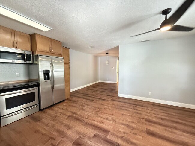 Building Photo - Charming 2-Bed Duplex in Tampa with Modern...