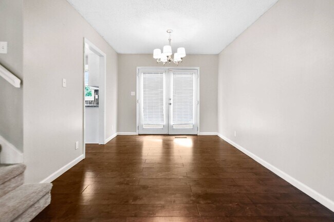 Building Photo - Pet Friendly Three Bedroom!